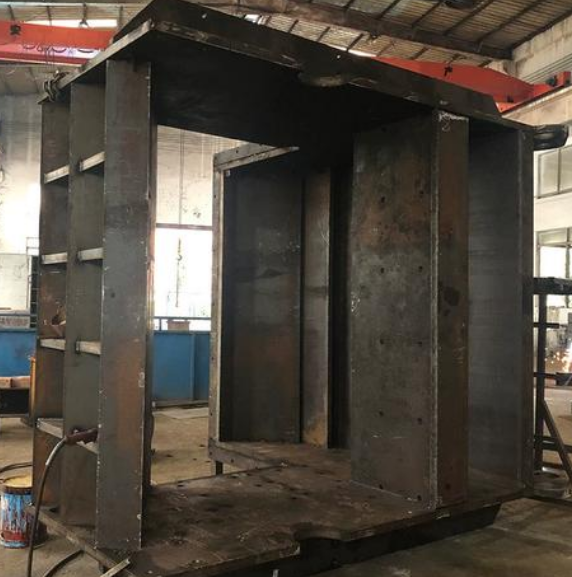 开办铆焊厂都需要什么设备?2025年必备设备投资清单(附选购建议)-大连富泓机械有限公司