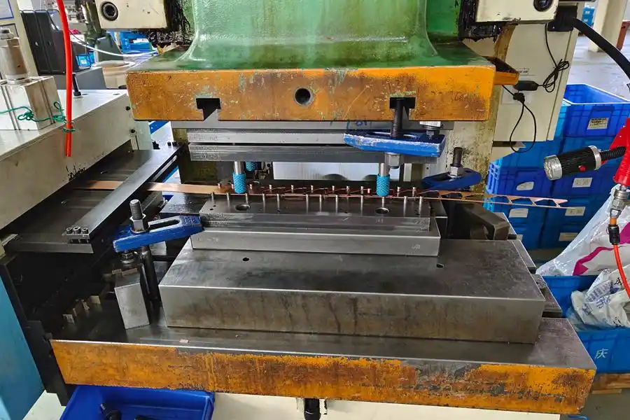 薄壁金属零件冲压加工变形控制_金属零件加工变形控制技巧_薄壁金属零件冲压工艺参数优化