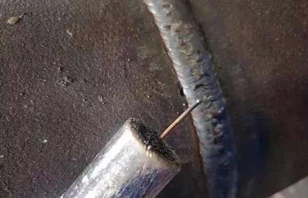 二保焊铆焊飞溅大怎么解决_二保焊单面焊双面成形 焊接电流电压 现场焊接实操