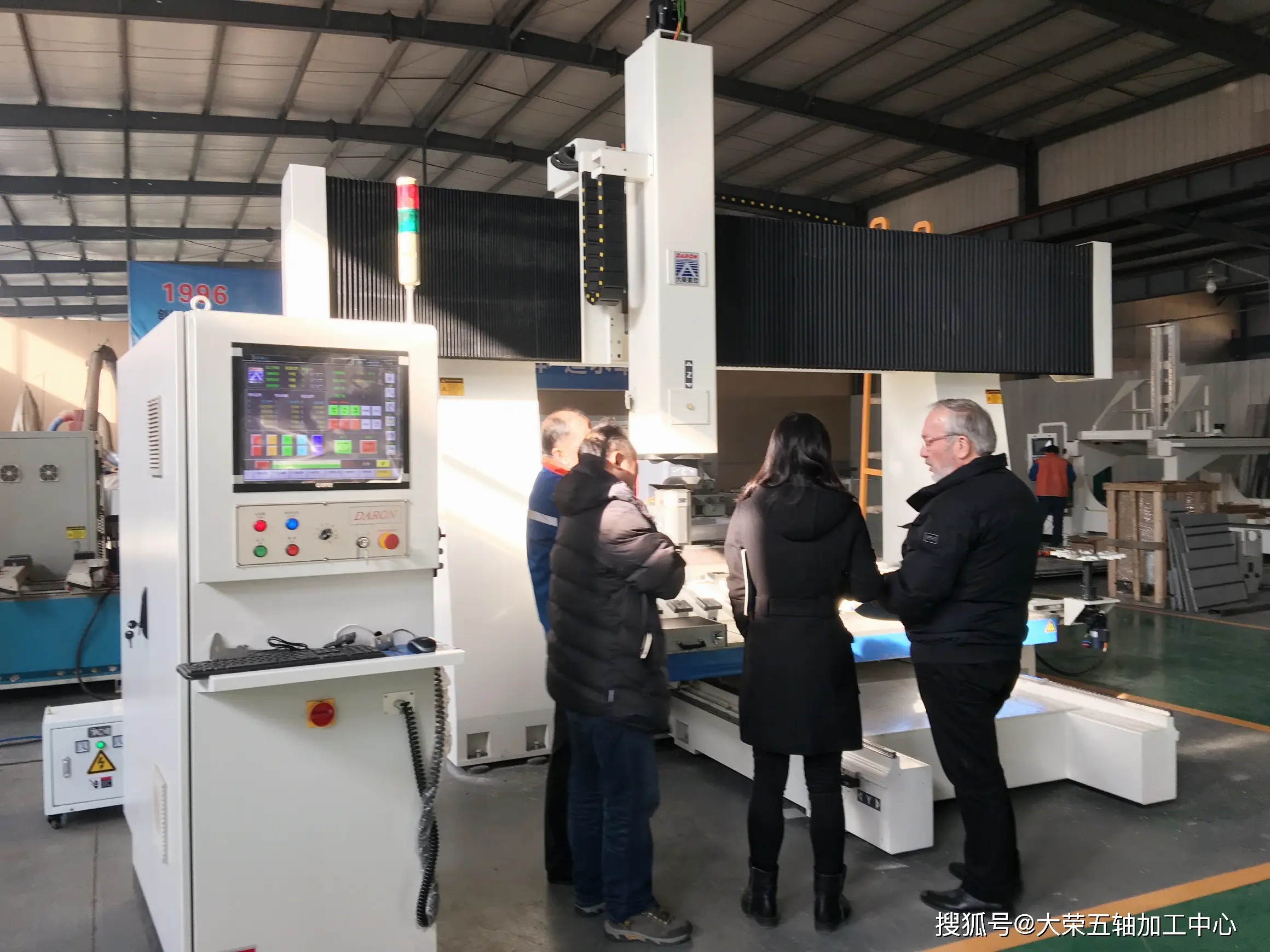 五轴加工与三轴加工区别_三轴加工中心与五轴加工中心对比_五轴加工中心优势分析